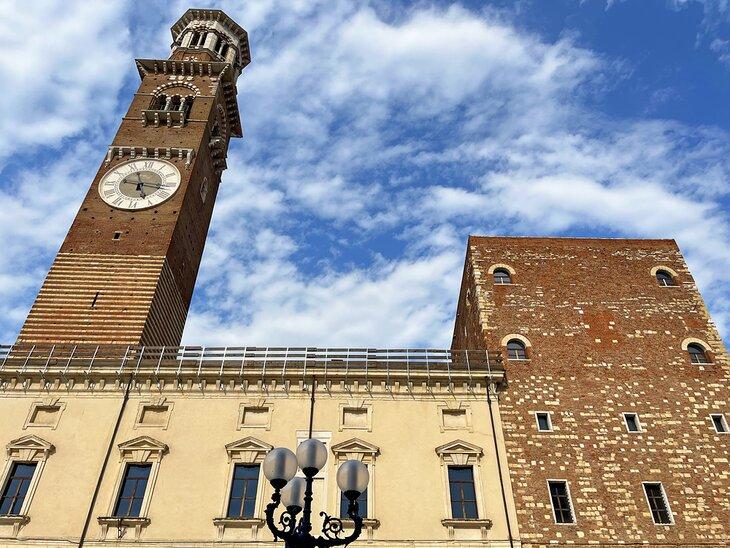 Torre dei Lamberti en la Piazza delle Erbe