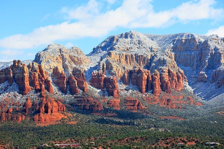 Montañas alrededor de Sedona cubiertas de nieve.