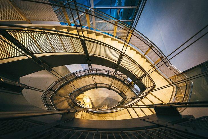 Escalera dentro del Museo de Arte Walters