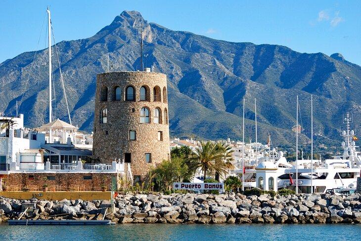 Runde Kontrollturm mit Blick auf Puerto Banús