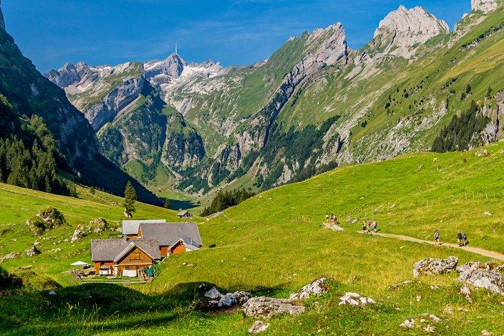 Senderistas explorando las montañas cerca de Appenzell