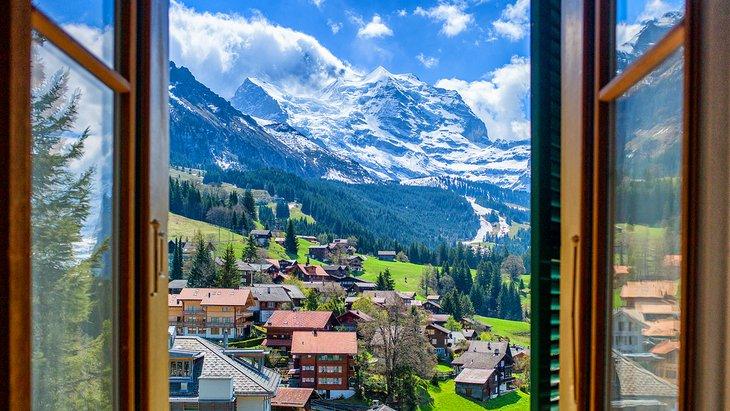 Vista del Jungfrau a través de una ventana en Wengen