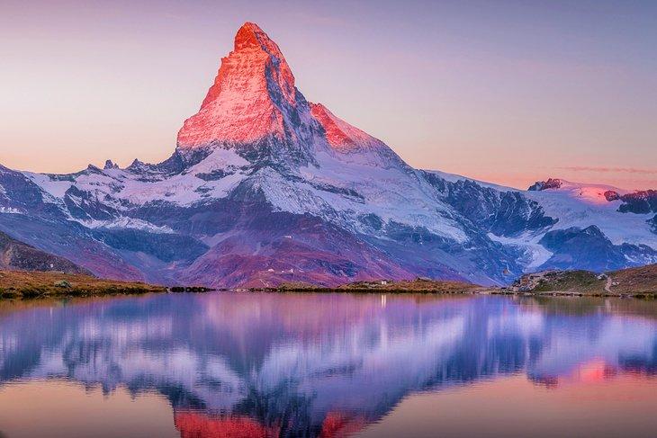 El Matterhorn al atardecer reflejado en el Lago Stellisee