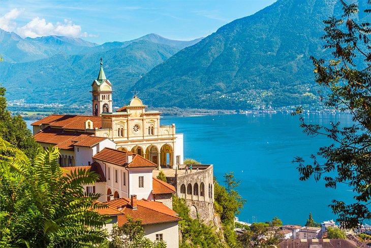 Iglesia Madonna del Sasso con vista al Lago Maggiore