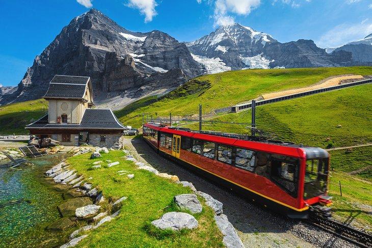 Tren turístico de cremallera rojo bajando del Jungfraujoch