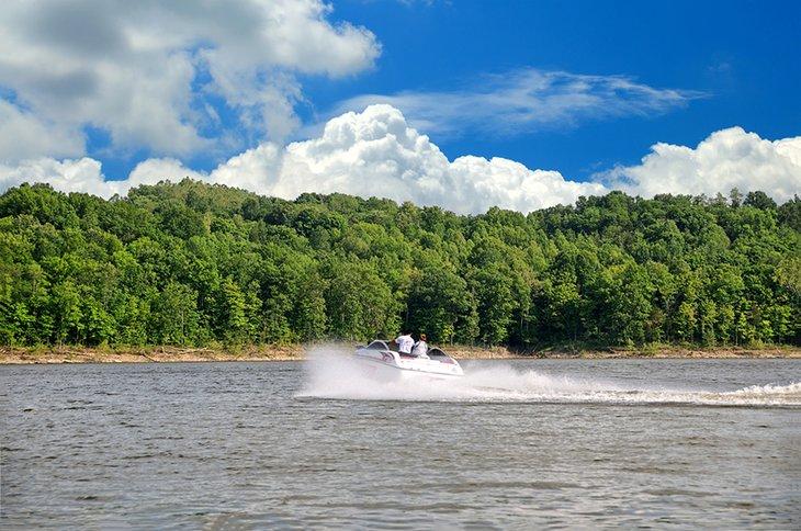 Moto de velocidad en el Lago Taylorsville