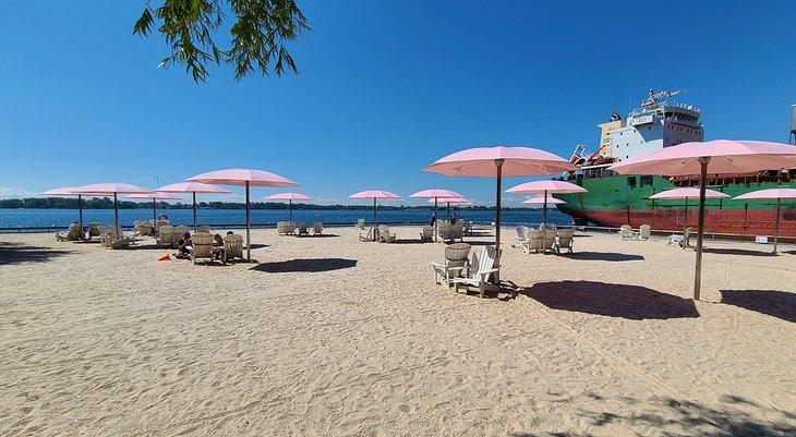 Sombrillas rosas en Playa Sugar