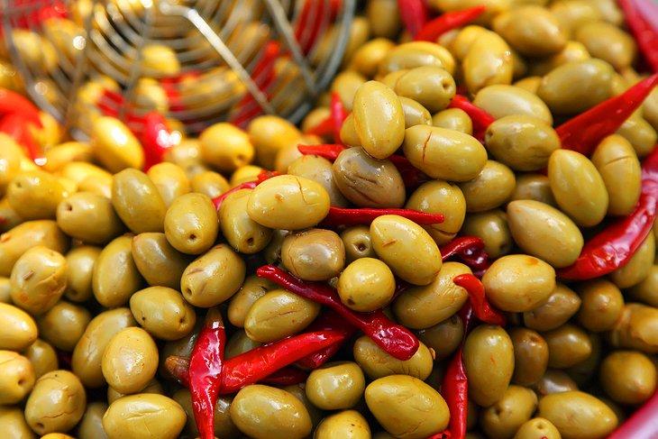 Aceitunas y pimientos a la venta en un mercado provenzal