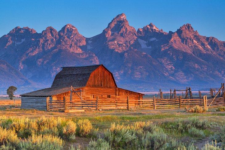Granero Moulton con los Grand Tetons a lo lejos
