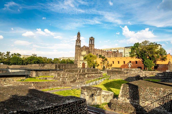 La Plaza de las Tres Culturas y Santiago de Tlatelolco