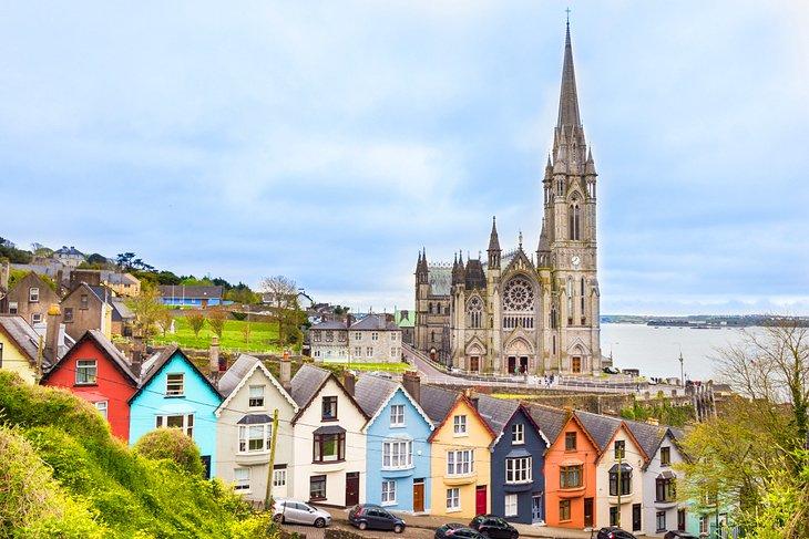Casas coloridas frente a la Catedral de Cobh