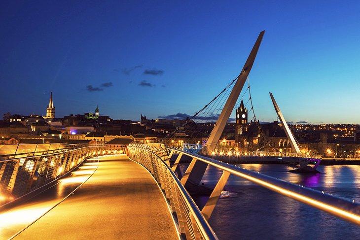 El Puente de la Paz de noche