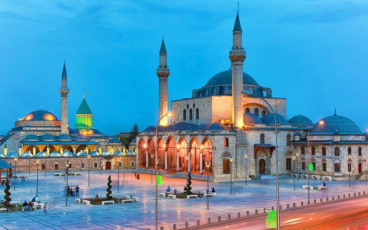Mevlana Meydanı al anochecer