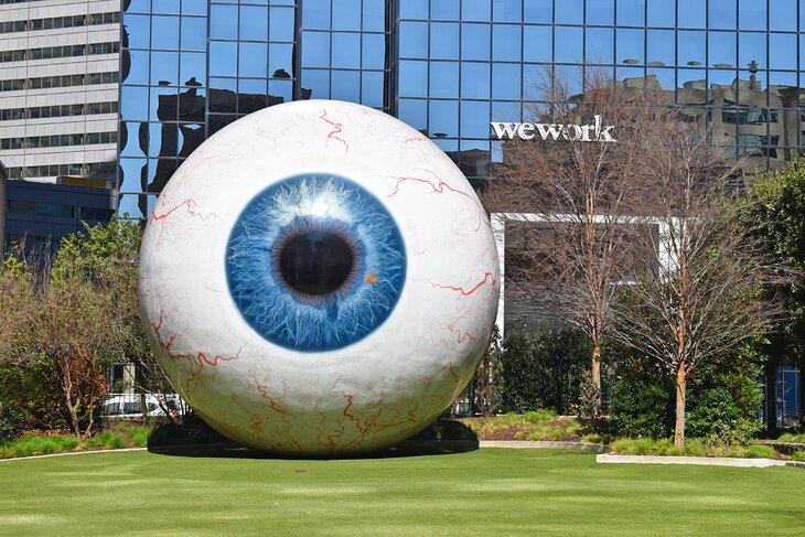Escultura del Ojo Gigante en el centro de Dallas