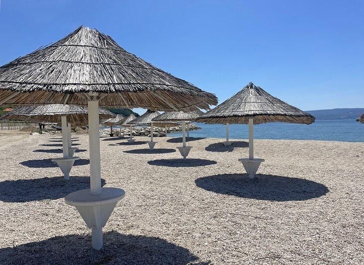 Strandschirme am Kupalište Podstrana