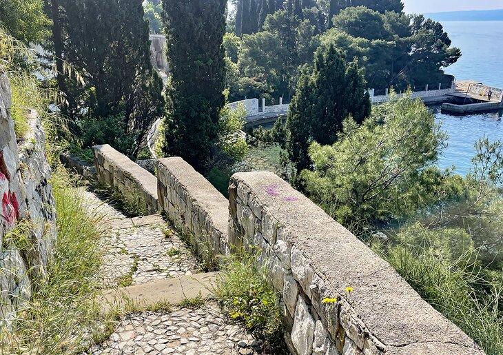 Treppen zum Ježinac Strand