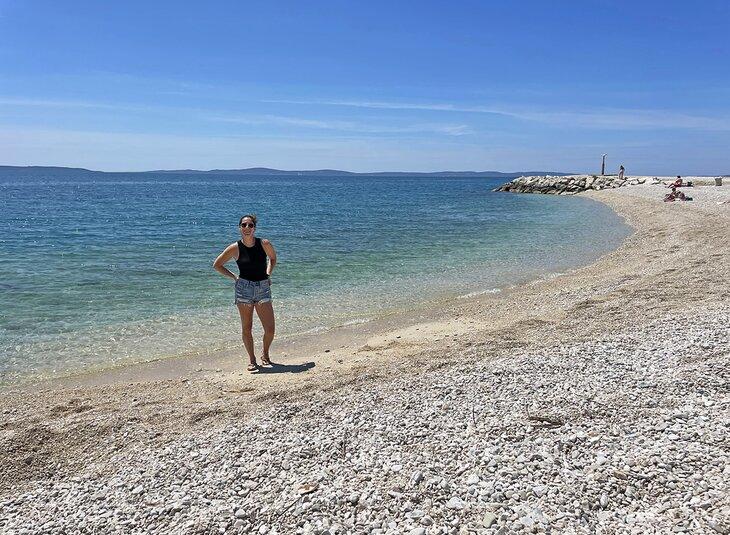 Autorin Meagan Drillinger am Strand von Žnjan City