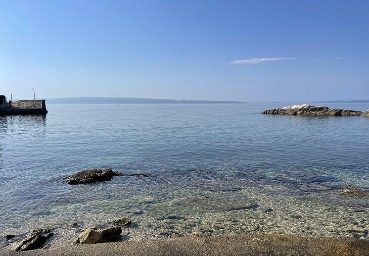 Blick vom Strand am Ježinac Strand