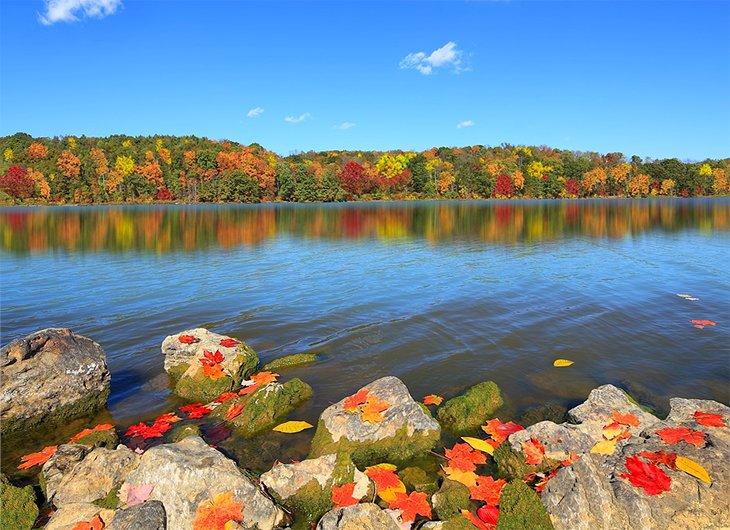 Lago Salt Fork en otoño