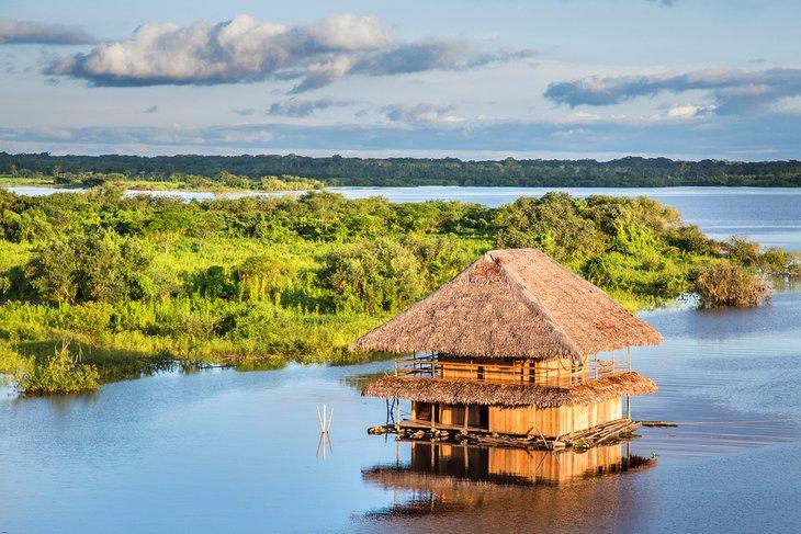Traditionelles Haus am Amazonasfluss in Iquitos, Peru