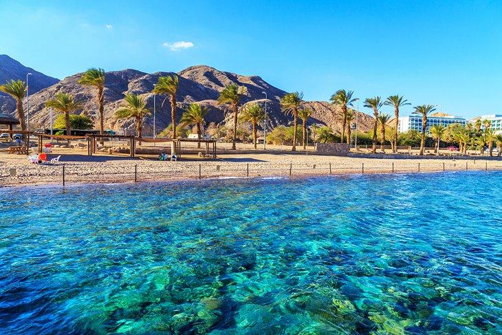Agua clara en la playa de Eilat