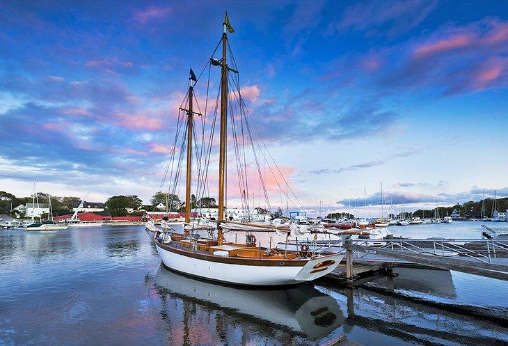 Segelboot bei Sonnenuntergang in Camden, Maine