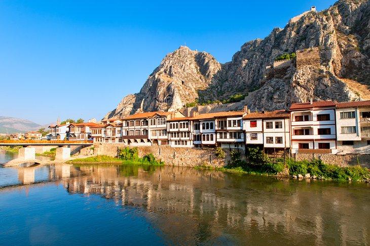 Maisons en bois ottomanes traditionnelles le long de la rivière Yesilirmak à Amasya