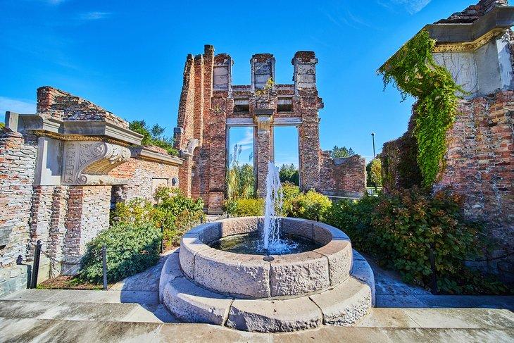 Fuente y ruinas en Holliday Park, Indianápolis, Indiana
