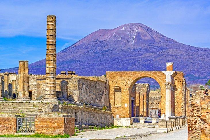 Pompeya con el Monte Vesubio a lo lejos