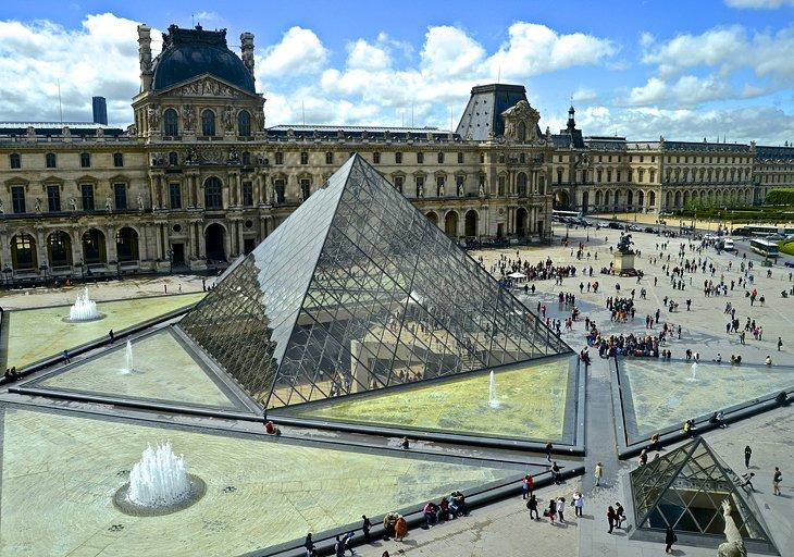 La Gran Entrada: Pirámide del Louvre