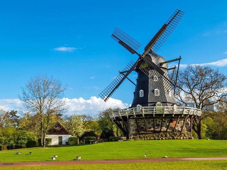 El viejo molino de viento 'Slottsmollan' en el Parque Kungsparken
