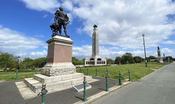 Estatua de Sir Francis Drake en el Monumento a la Armada