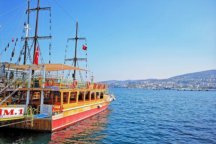 Botes turísticos en Kusadasi