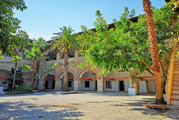 Edificio Kervansaray en el casco antiguo de Kusadasi