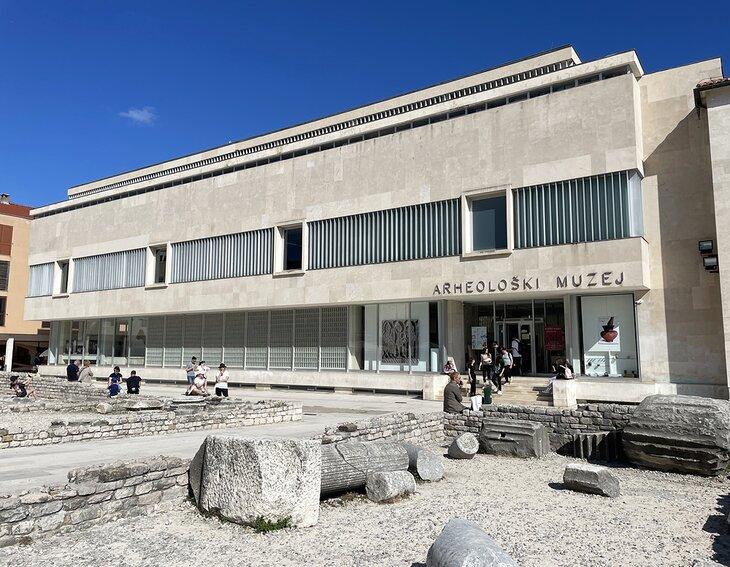 Ruinas frente al Museo Arqueológico de Zadar