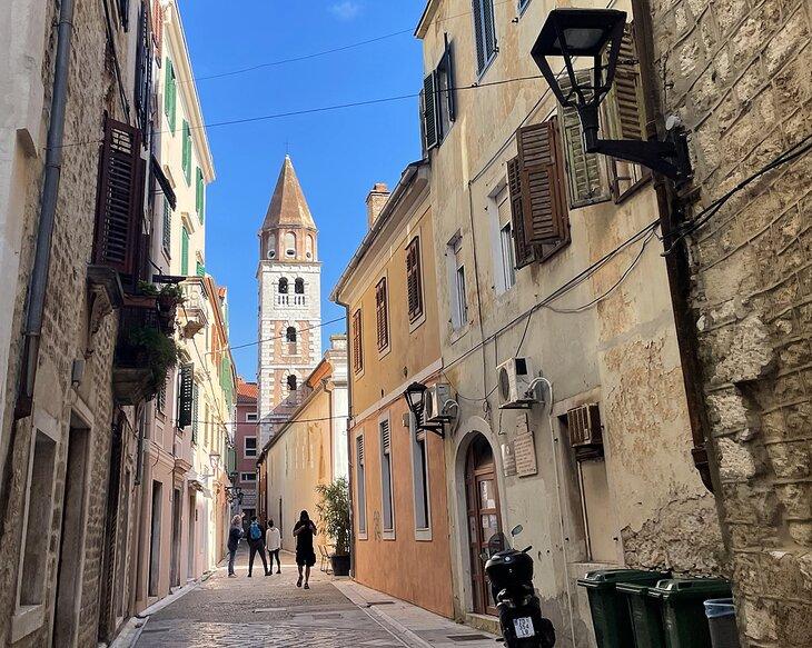 La Iglesia de San Simeón y una colorida escena callejera