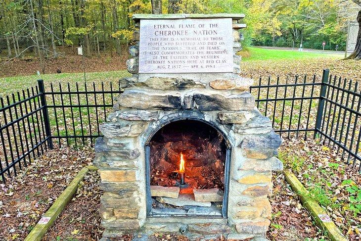 Cherokee Ewige Flamme auf dem Trail of Tears National Historic Trail