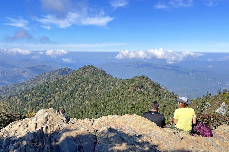 Wanderer genießen die Aussicht in den Great Smoky Mountains