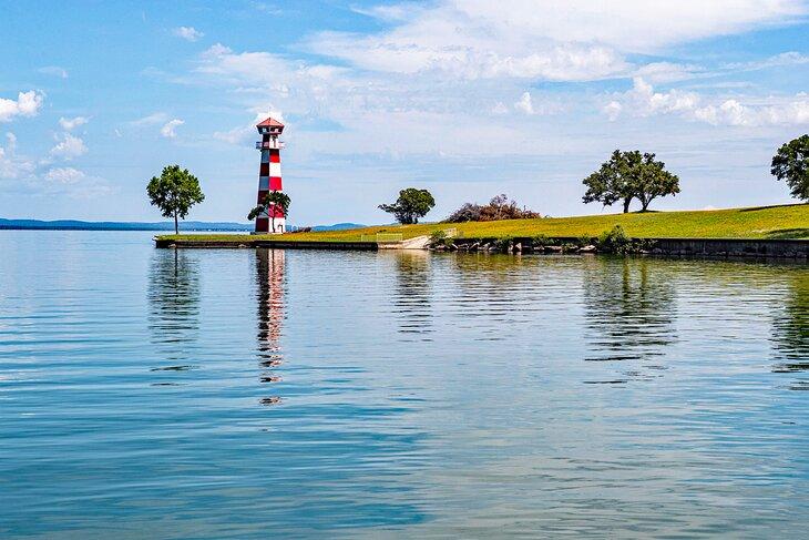 Faro en el Lago Buchanan