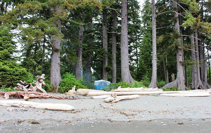 Campamento en el Sendero Juan de Fuca cerca de Port Renfrew