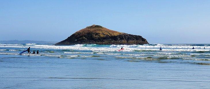 Surfistas alrededor de Incinerator Rock, Playa Long