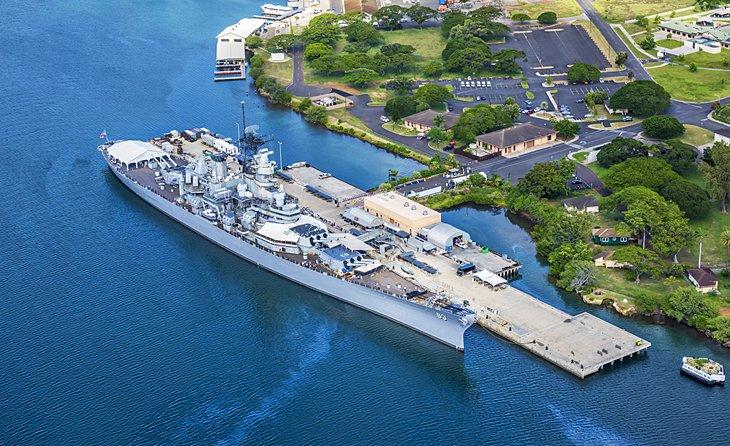 Vista aérea del acorazado USS Missouri en Pearl Harbor