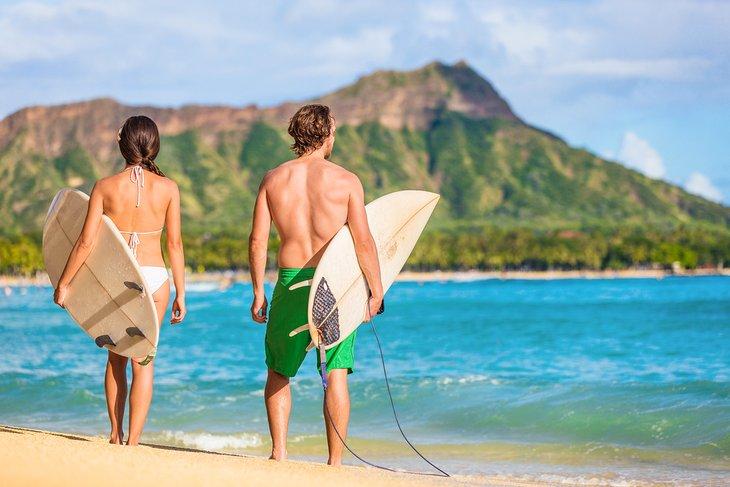 Surfistas en la playa de Waikiki con Diamond Head al fondo