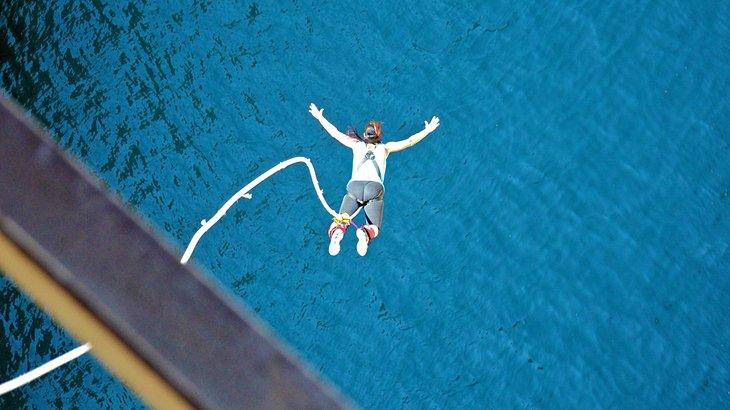 Saut à l'élastique au-dessus du canal de Corinthe