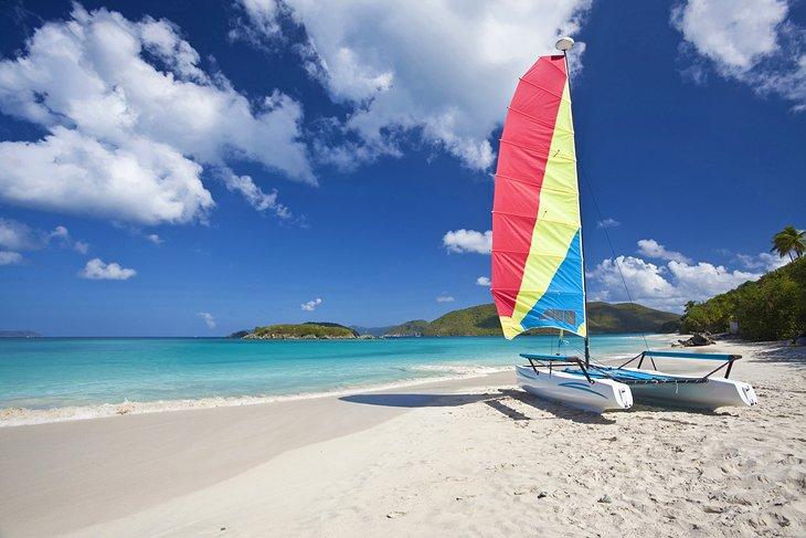 Velero en la playa de Cinnamon Bay
