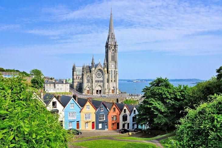St. Colman's Kathedrale und bunte Häuser in Cobh