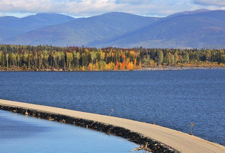 Camino elevado sobre el Lago Williston