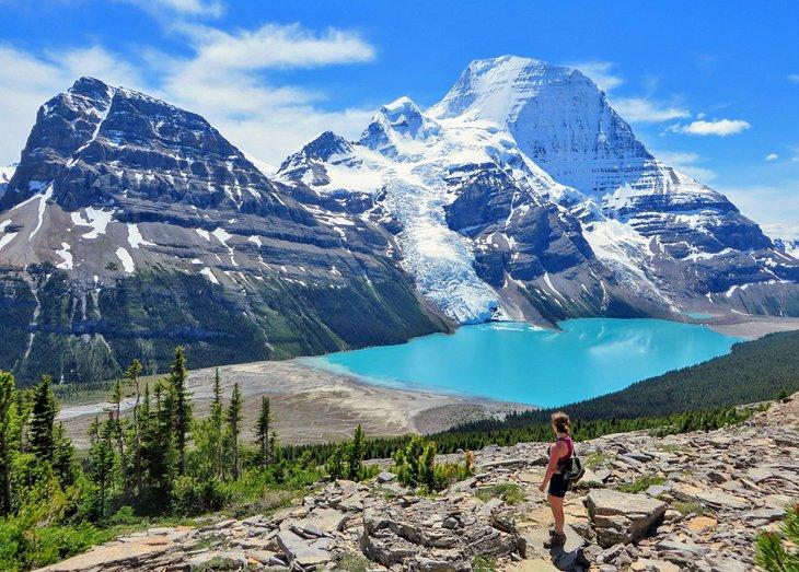 Senderista admirando el Lago Berg, el Glaciar Berg y el Monte Robson