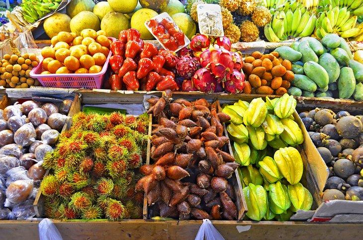 Frische Früchte, die auf dem Banzaan Fresh Market verkauft werden