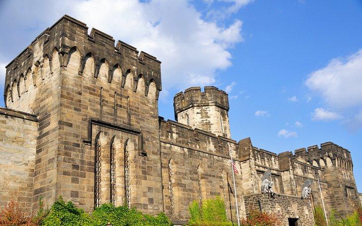 Murallas externas del histórico Penitenciaría del Este Estatal en Filadelfia